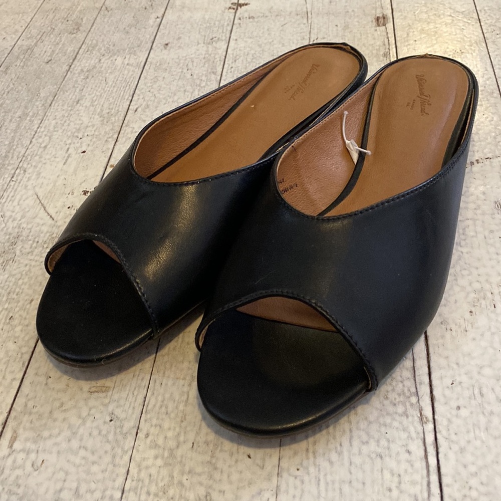 Universal thread slide sandals